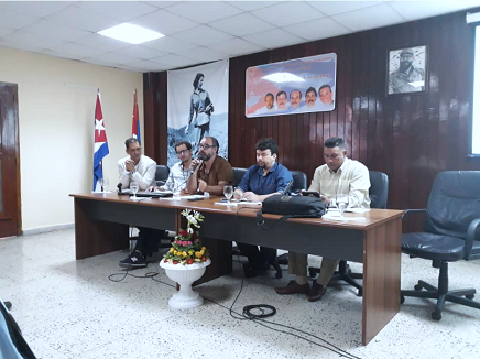 Professores do IFG durante apresentação de trabalhos em evento na UDG